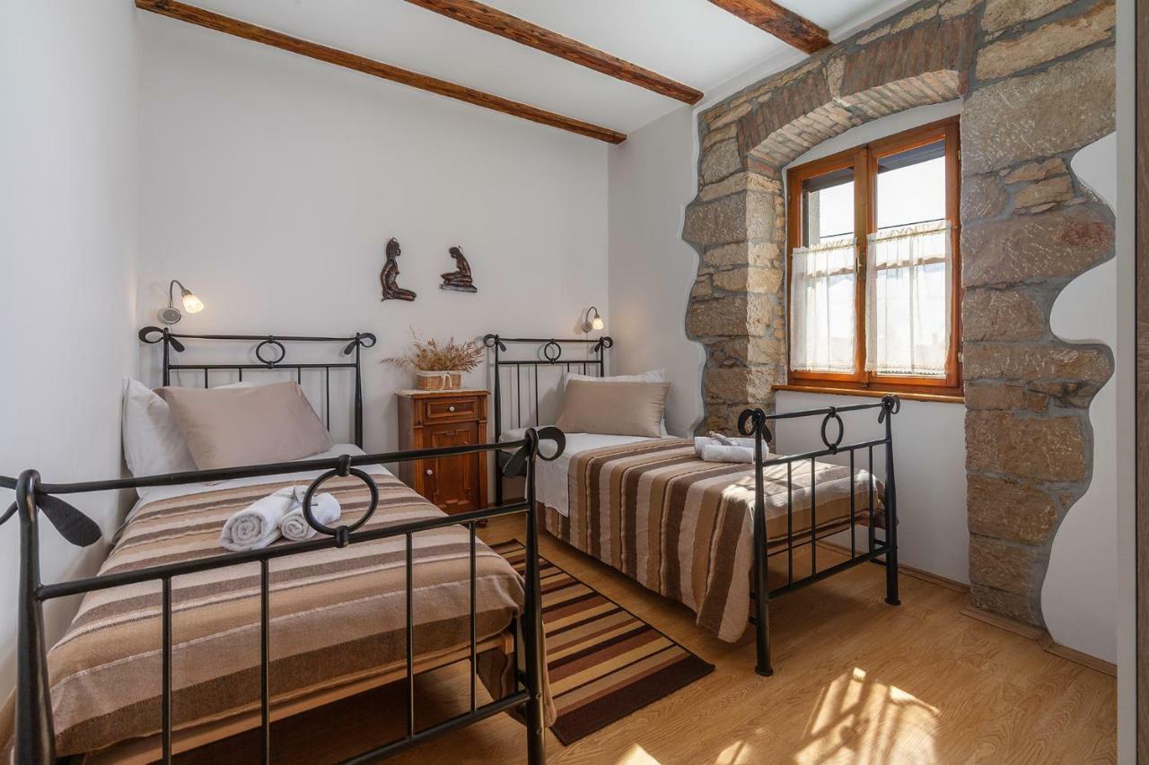 Apartment Malia Kaštelir Екстериор снимка