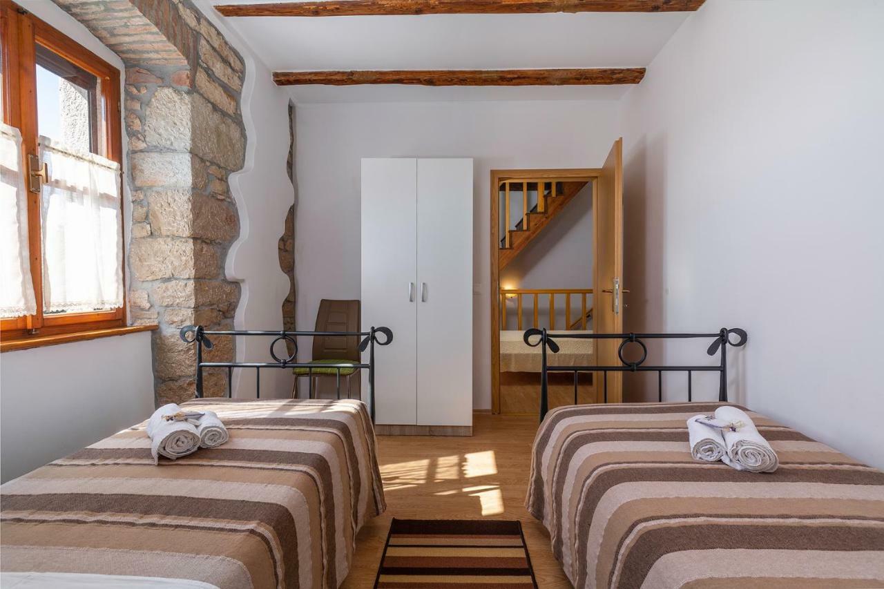 Apartment Malia Kaštelir Екстериор снимка